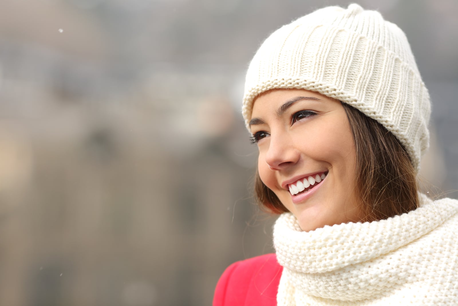 Chica cándida feliz con dientes blancos y sonrisa perfecta