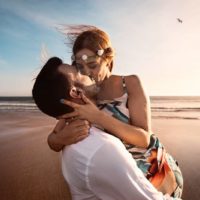casal apaixonado a beijar-se na praia