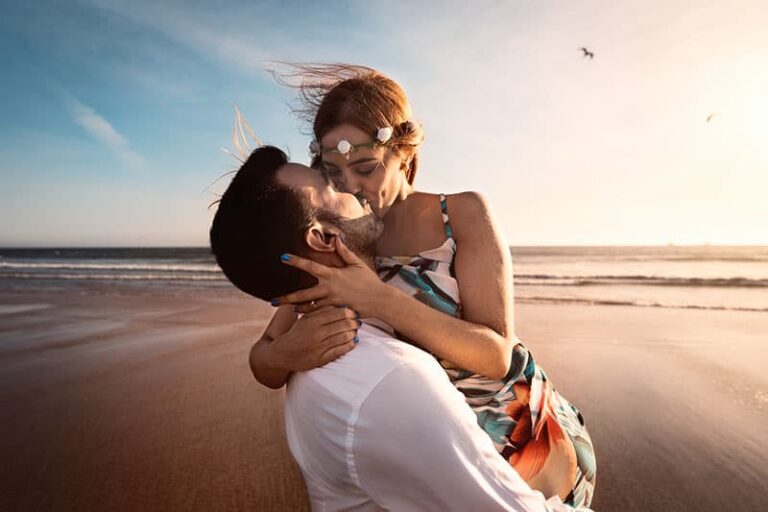 pareja de enamorados besándose en la playa