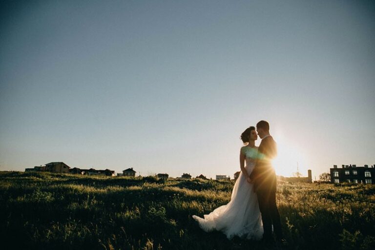 sposa e sposo in piedi all'aperto