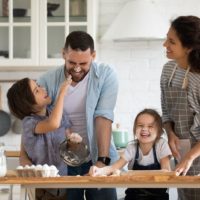 padres disfrutando en la cocina con sus hijos