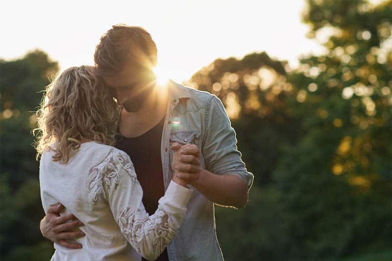 casal de pé perto um do outro e a dançar