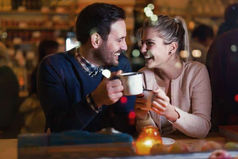coppia felice che ha un appuntamento al bar