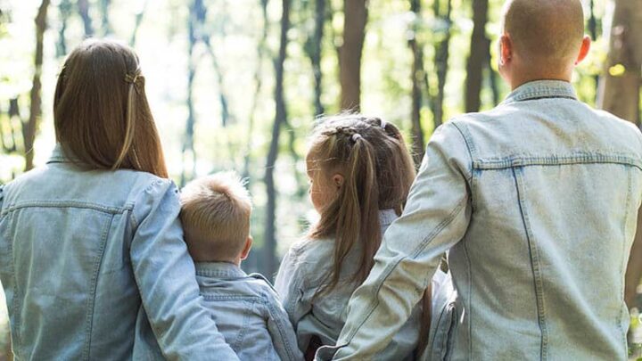 6 errori che i genitori iperprotettivi fanno involontariamente.