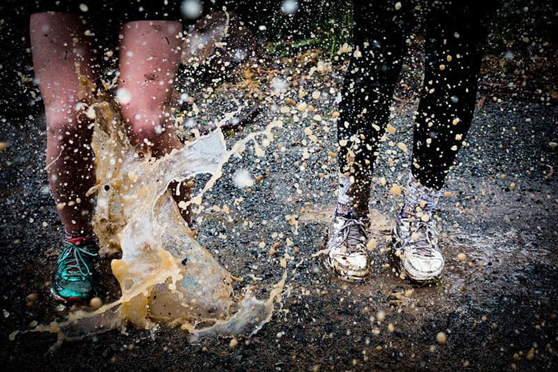 persone che si tuffano nell'acqua