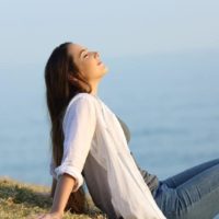 mujer tranquila sentada al aire libre