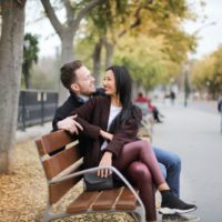 pareja de enamorados sentados en el banco