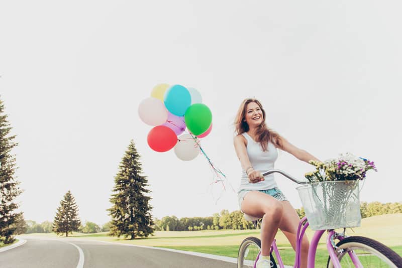 donna felice in bicicletta