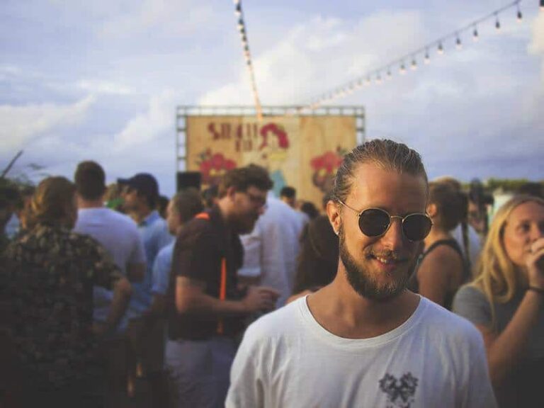 This Is How You Spot The Nice Guy In A Crowd Of Toxic Losers