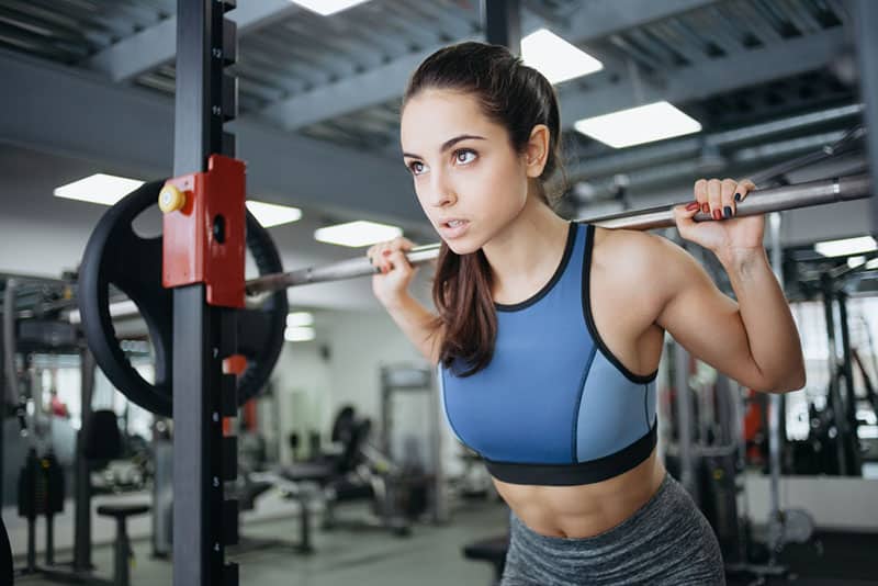 giovane donna che si allena in palestra