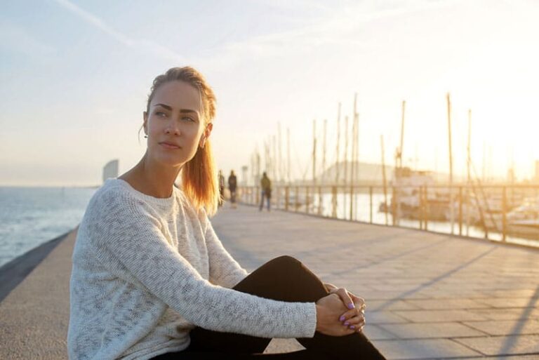 mindul woman sitting in the harbour