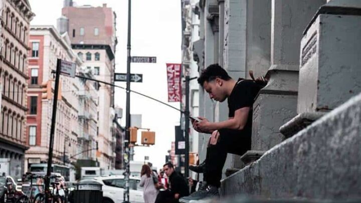 5 Signs He’s Only Texting You When He’s Bored Or Lonely
