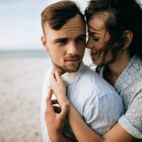 casal apaixonado abraçado na praia