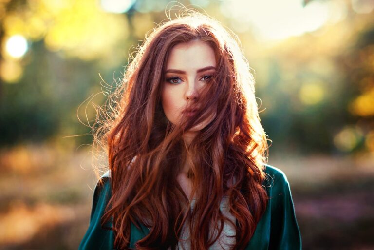 una donna con lunghi capelli rossi