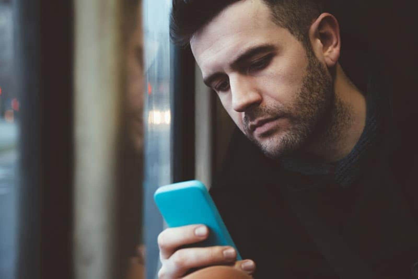 un uomo con un telefono in mano