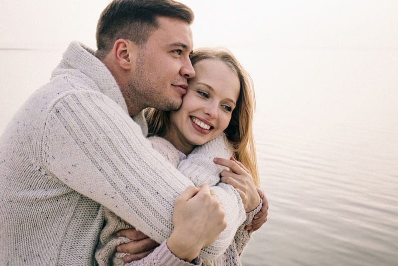 pareja abrazándose en un muelle