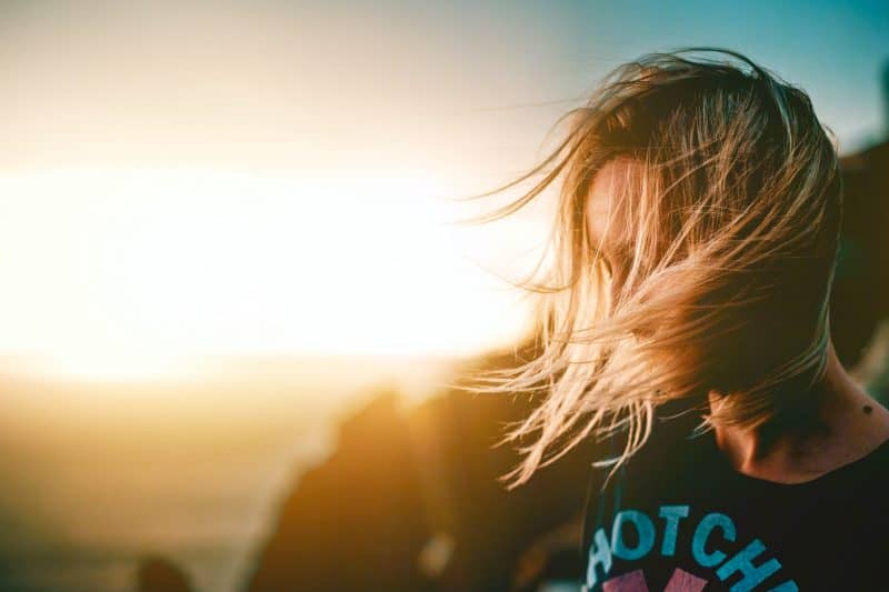 mujer triste en el viento