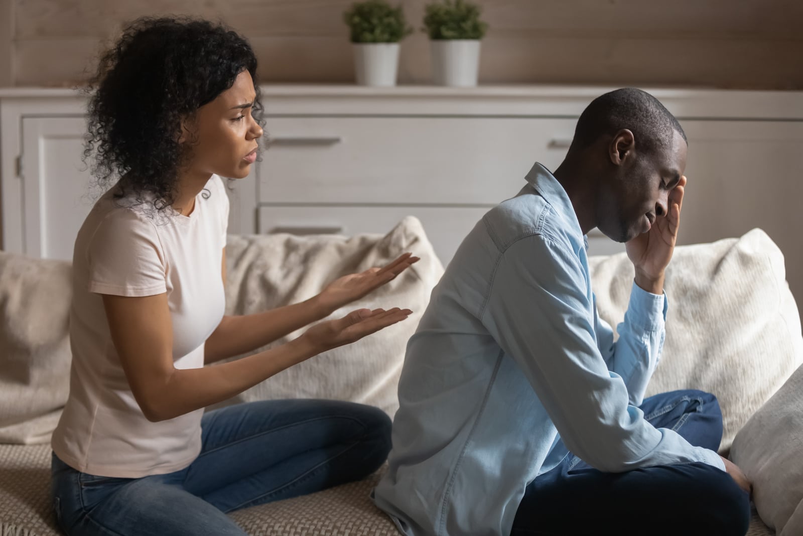 a mulher negra pede desculpa ao homem triste