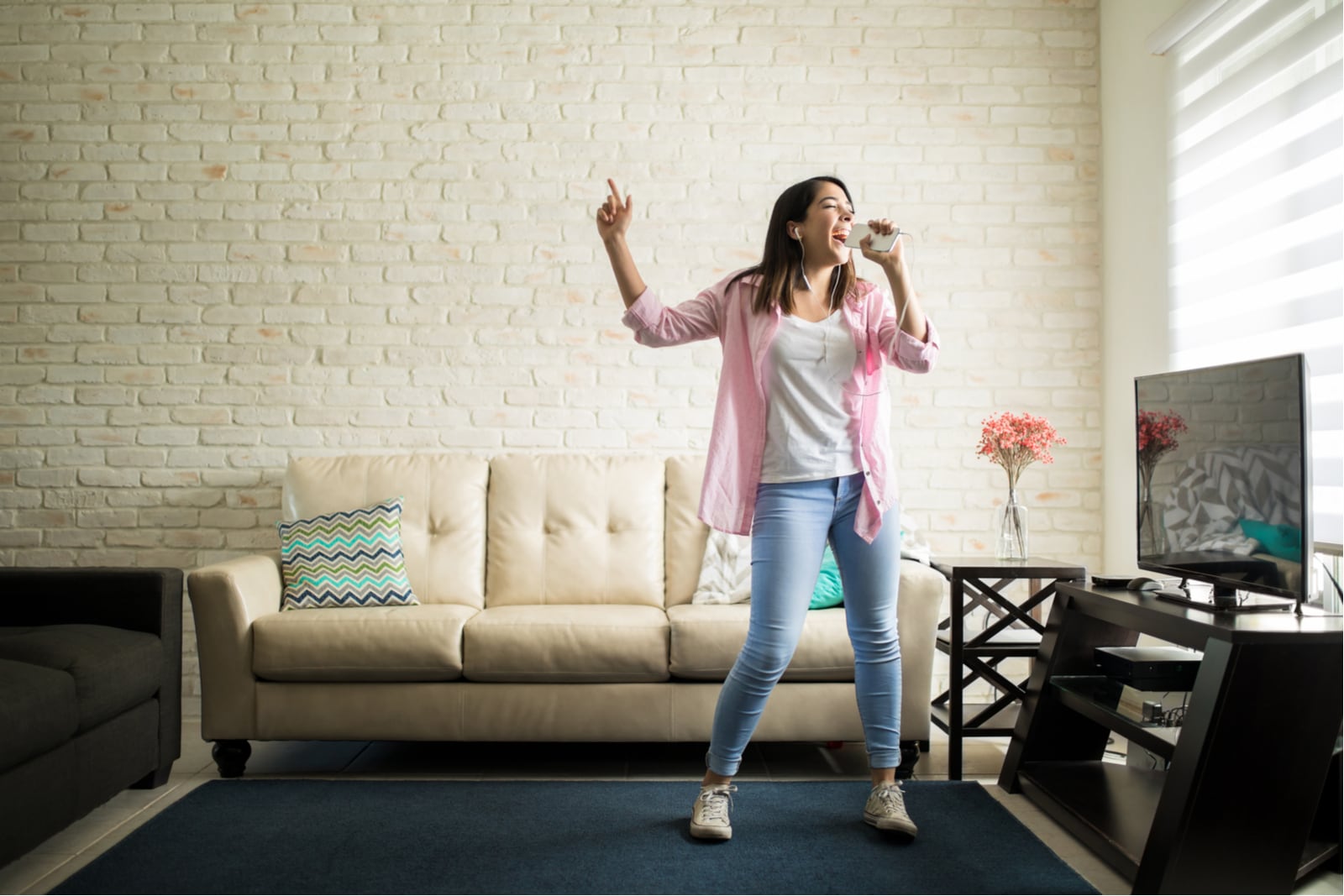 the woman sings and records on the phone