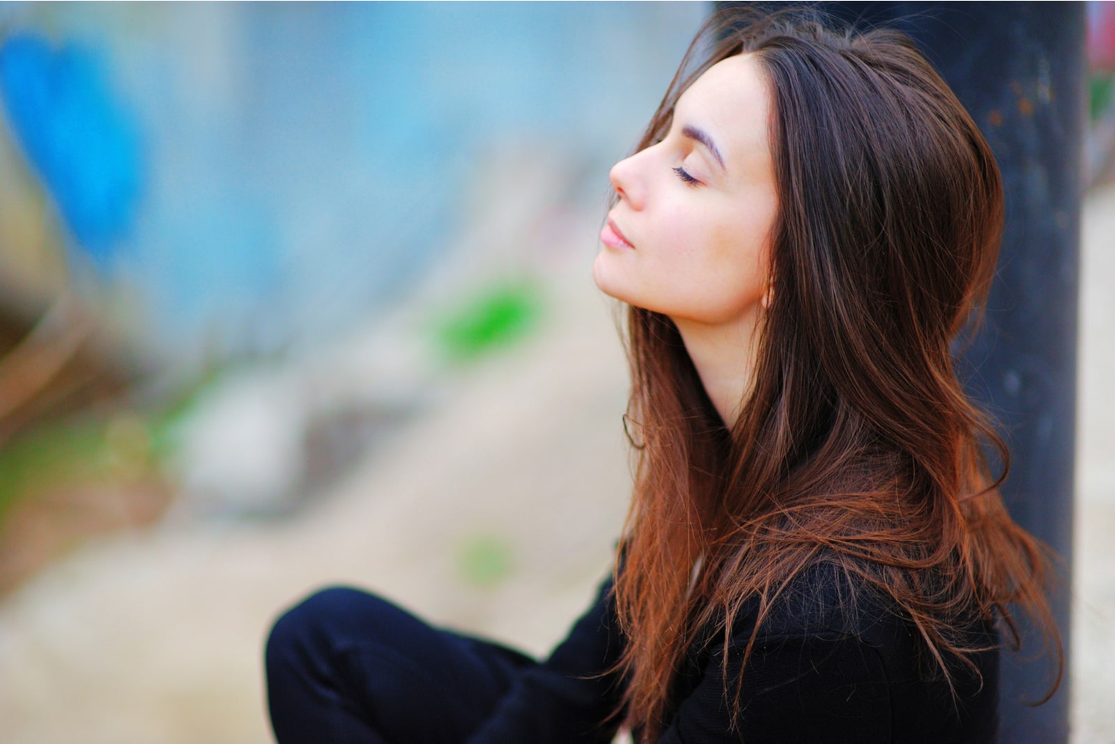 giovane donna medita all'aperto