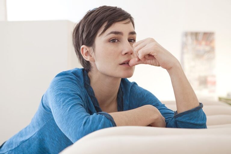 giovane donna preoccupata che guarda in lontananza