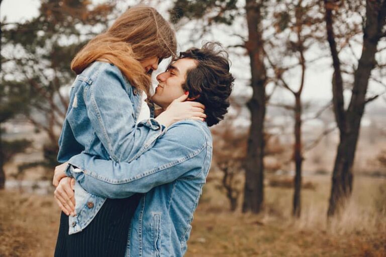 pareja de enamorados abrazados