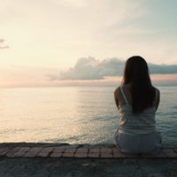 mujer solitaria mirando al mar