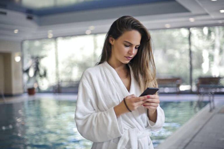 mujer escribiendo en el teléfono