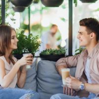 jovem casal a conversar num café