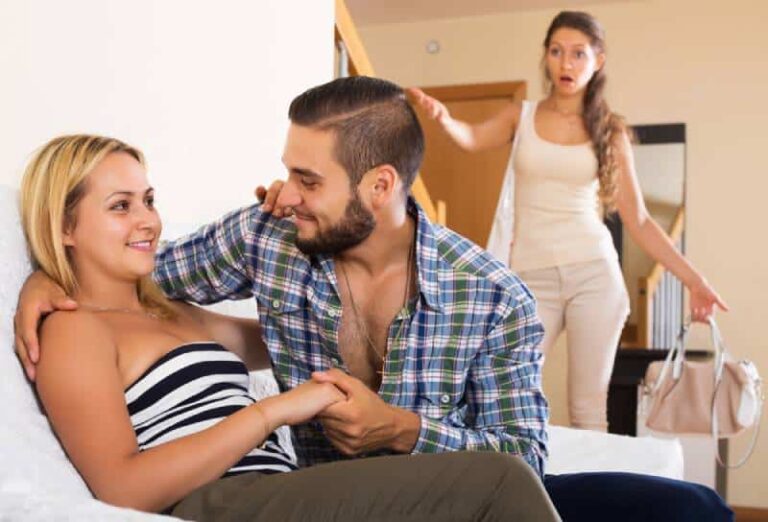 mujer pilla a su hombre engañando con otra mujermujer pilla a su hombre engañando con otra mujer