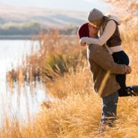 pareja besándose junto al lago