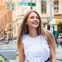 mujer sonriente de pie en la calle