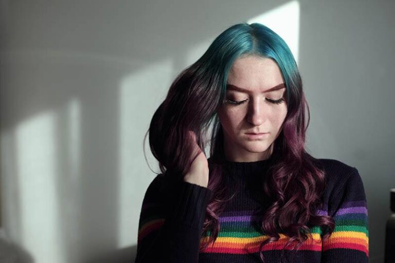 mujer triste de pelo verde