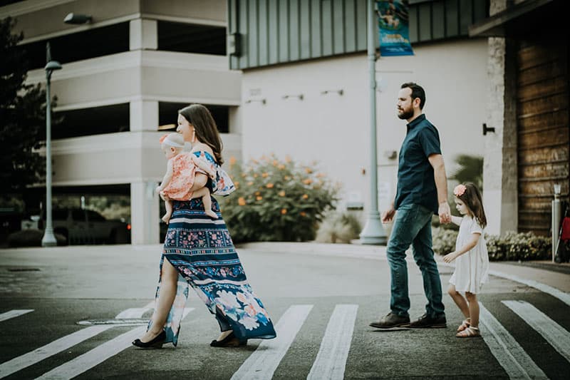 madre e padre a passeggio con i bambini