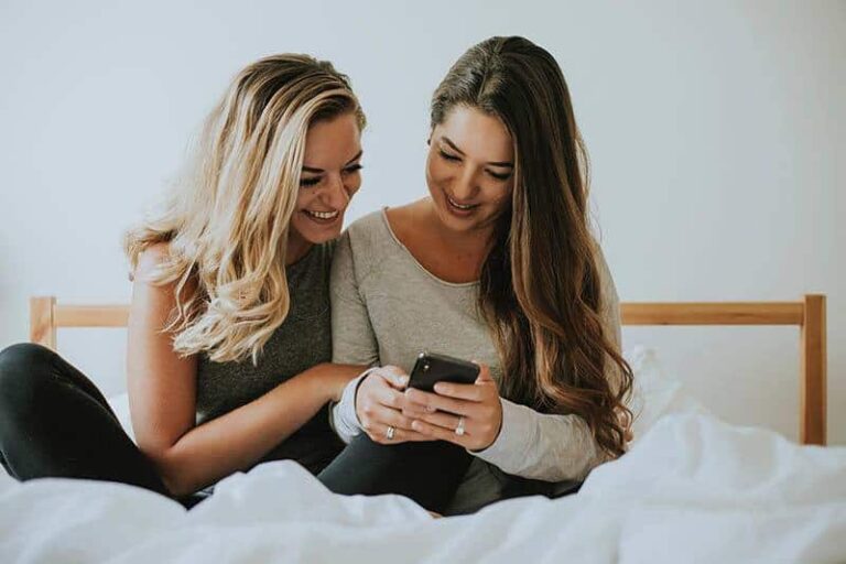 8 Rules To Becoming A Killer Wingwoman (Help Your BFF Hook Up)