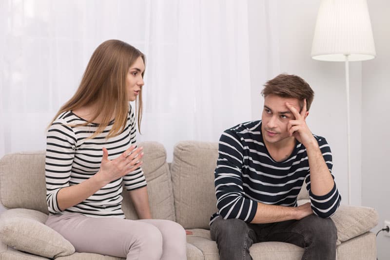 casal a discutir em casa