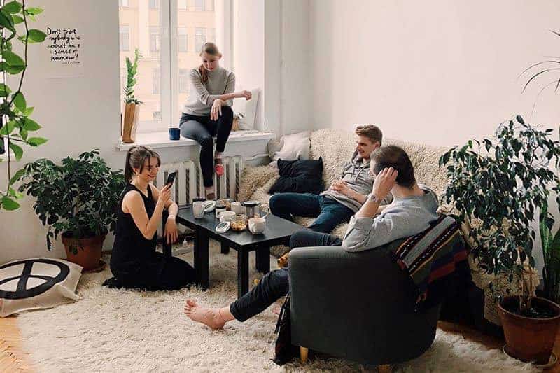 casal a conviver com amigos na sala de estar