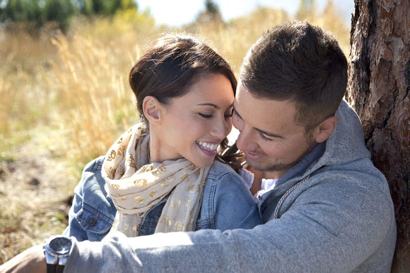 pareja de enamorados sentados en la naturaleza