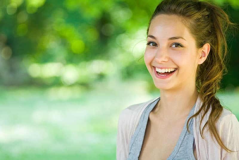 mulher bonita e feliz a posar