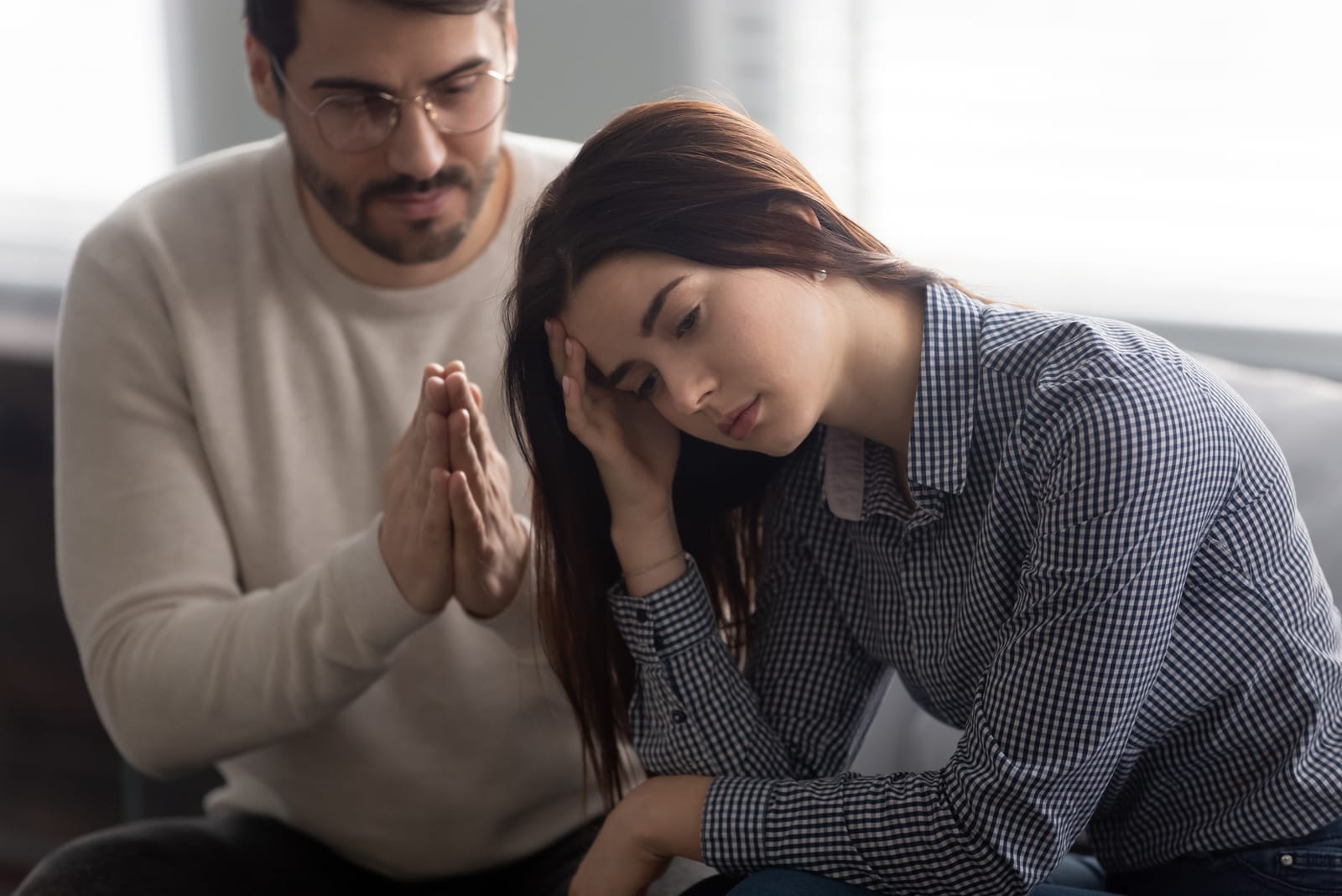 hombre pidiendo disculpas a mujer triste