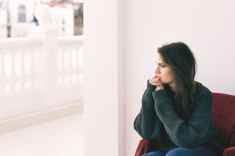 giovane donna triste che guarda in lontananza