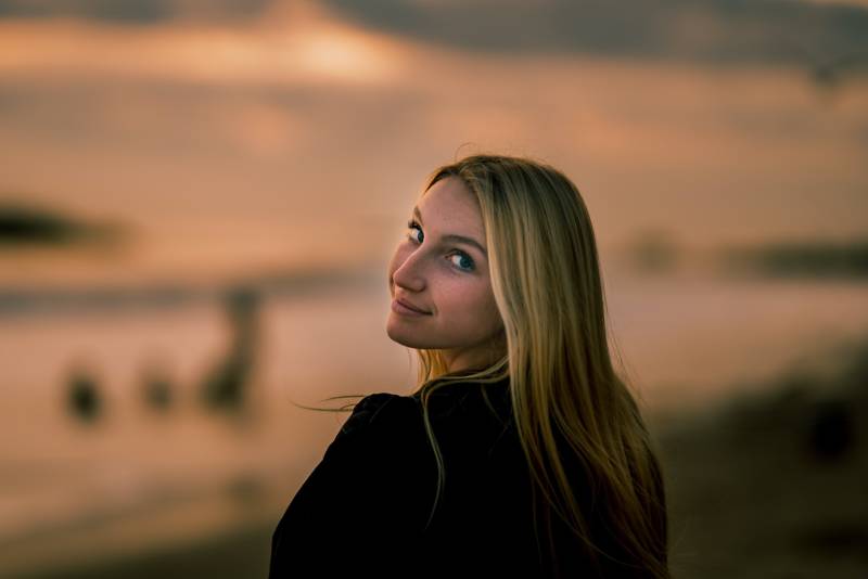 mujer rubia sonriente en el exterior