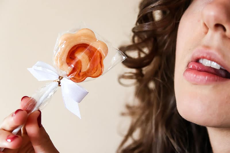 mujer sosteniendo una piruleta