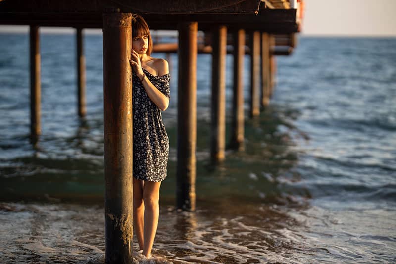 mujer joven de pie en el mar