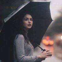 mujer con paraguas en la mano
