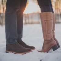 fotografia em grande plano de sapatos de homem e mulher