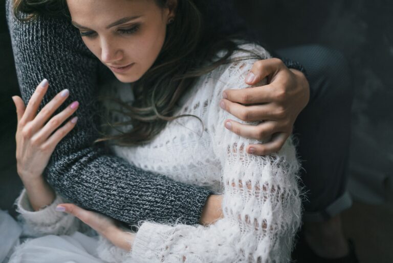 mujer tumbada en el abrazo