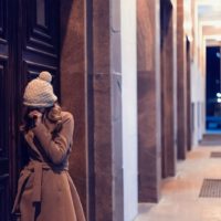 mujer triste de pie al aire libre en el frío