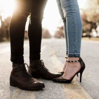 foto ravvicinata di gambe di uomo e donna in strada