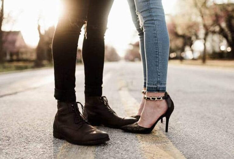 fotografia em grande plano de pernas de homem e mulher na rua